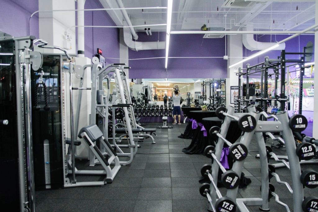 vanlifer exercising inside of the gym