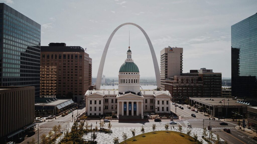 the saint louis arch looking over st louis city